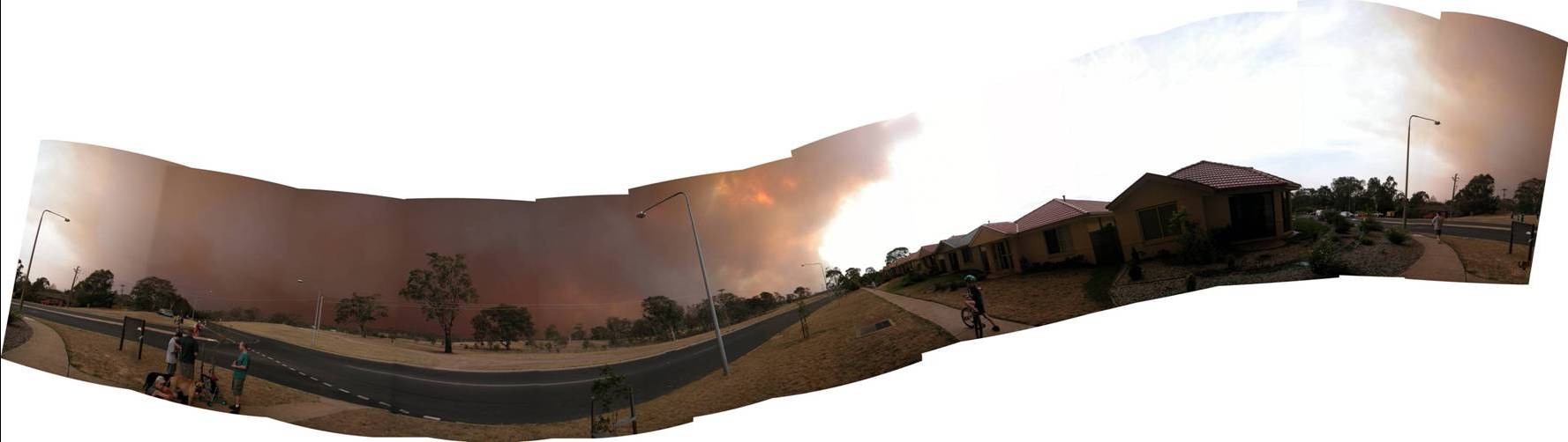 360 degree view of the approaching fire from the end of the road.Click on the picture for an expanded view. It will take some time to download, as the picture is 700KB big.